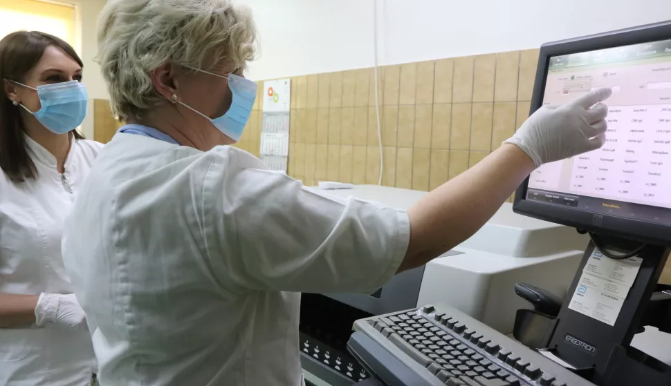 Osijek, 27.05.2020., - Testiranje na antitijela za koronu da se vidi da li se preboljelo COVID 19 u super modernom Mikrobiolo&scaron;kom laboratoriju, ZZJZ Osijek. U laboratoriju gdje se radi testiranje krvi. koronavirus; COVID-19FOTO: Željko &Scaron;epić