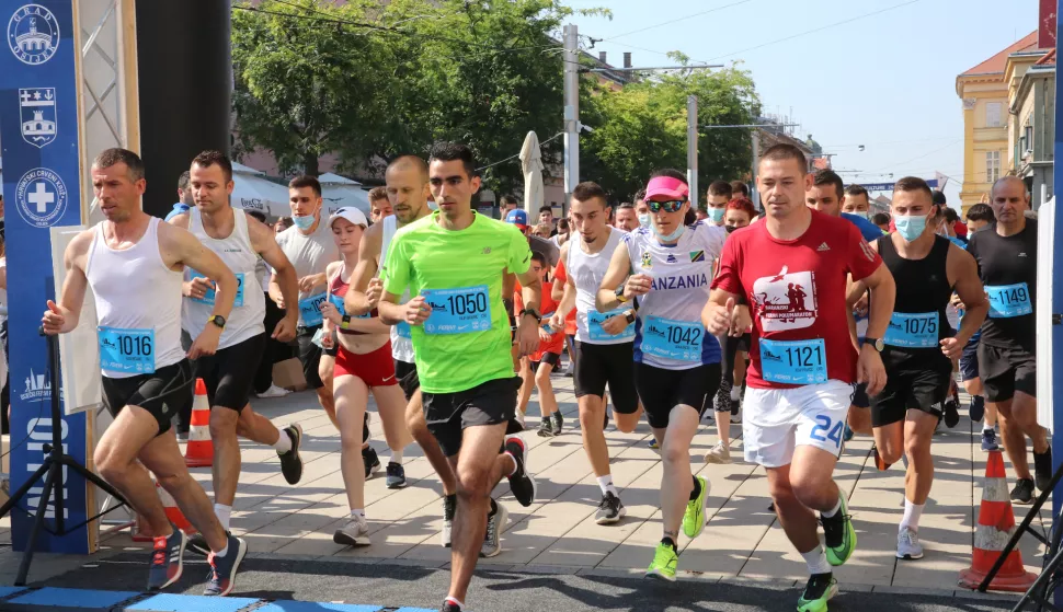 Osijek, 27.06.2020., - Trg A.Starčevića - Osječki Ferivi polumaraton. COVID-19; koronavirus;FOTO: Željko &Scaron;epić