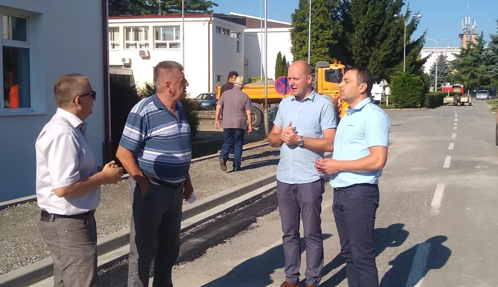 Gradonačelnik Josip Miletić i suradnici u obilasku radova u ulici Augusta Cesarca, Na&scaron;ice, srpanj, 2020.