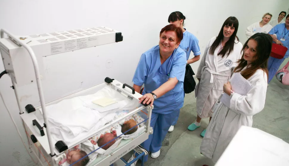 Split, 25.01. 2010 - Novoizgrađeno rodilite splitskoga Kliničkog bolničkog centra (KBC) danas je i slubeno počelo raditi, a ravnatelj Dujomir Marasović je izvijestio da je oko 12,30 sati rođeno i prvo dijete. "Danas smo iz zgrade starog u zgradu novog rodilita premjestili ukupno 154 trudnice i novorođenu djecu", kazao je Marasović.foto FaH/ Veljko MARTINOVIĆ/ hk