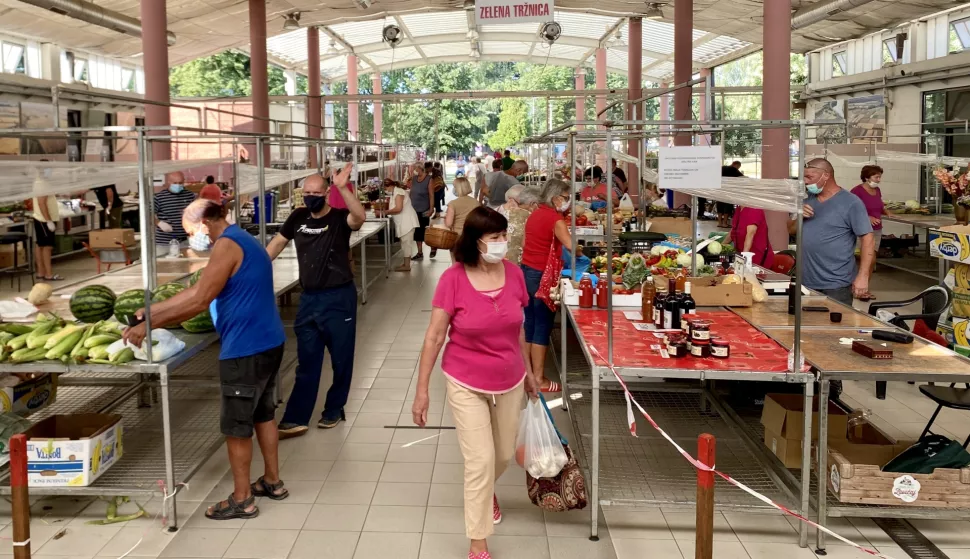 Beli&scaron;će, Tržni centar u Beli&scaron;ću jedno je od najfrekventnijih mjesta u gradu, srpanj 2020.