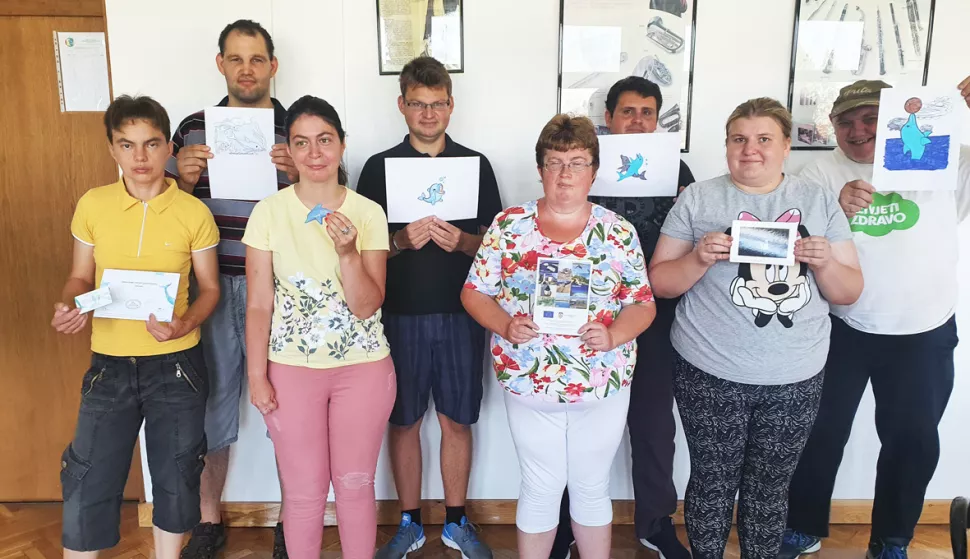 SLATINA, Članovi Udruge osoba s inteelektualnim te&scaron;koćama Vretenac usvojili su dobrog dupina Duju, 18.08.2020., foto UOSIT Vretenac