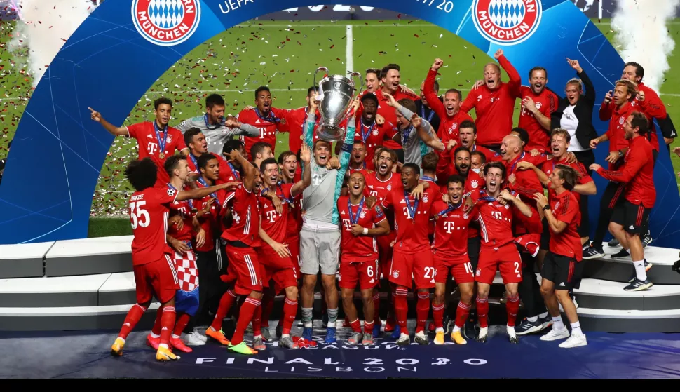 (SP)PORTUGAL-LISBON-FOOTBALL-UEFA CHAMPIONS LEAGUE-FINALS (200824) -- LISBON, Aug. 24, 2020 (Xinhua) -- Manuel Neuer (C, front), captain of FC Bayern Munich lifts the UEFA Champions League Trophy following his team's victory in the UEFA Champions League Final match between Paris Saint-Germain and Bayern Munich at Estadio do Sport Lisboa e Benfica in Lisbon, Portugal, Aug. 23, 2020. (Photo by Julian Finney/UEFA via Xinhua) Wen Xinnian Photo: XINHUA/PIXSELL