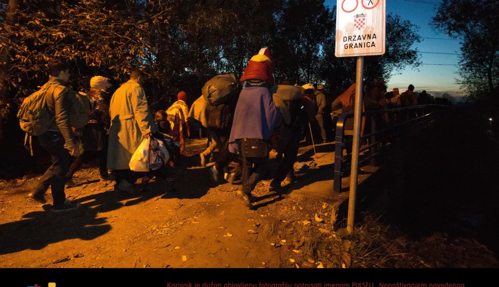 24.10.2015., Zapresic, Kljuc Brdovecki - Oko 18:30 sati jos jedan vlak s izbjeglicama stigao je iz Tovarnika. Izbjeglice prolaze kroz Kljuc Brdovecki gdje ce preci zelenu granicu. Sa slovenske strane, u selu Rigonce preuzet ce ih slovenska policija te prepratiti prema sabirnim centrima u Brezicama i Dobovi. Photo: Davor Puklavec/PIXSELL