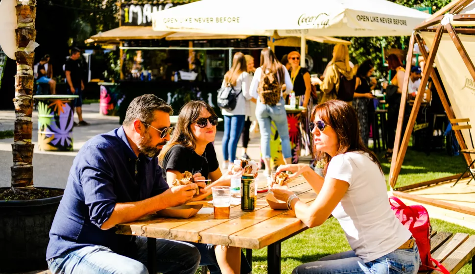 Zagreb, 02.09.2020 - Zagreb Burger Festivalu srijedu je, peti put, otvoren na zagrebackom Strossmayerovom trgu, gdje ce do 13. rujna svi ljubitelji burgera moci probati neobicne i klasicne okuse tih mesnih delicija, koje ce pripremati chefovi i vrsni ugostitelji.foto HINA/ Ante GUDELJ/ ds
