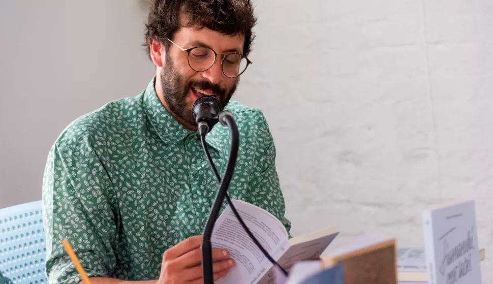 OSIJEK- 09.09.2020., Caffe bar Pepermint, Shura Dumanić sa Shura publikacijama iz Opatije. Predstavljanje dvije knjige:Vid Barić: "Fiumanski, opet laže&scaron;" i zbornik pjesnikinja iz regiona "U mreži stih" (Ivana &Scaron;ojat, Maja Urban, Josipa Gogić, Brankica Bo&scaron;njak, Livija Re&scaron;kovac).Na fotografiji Vid Barić.Foto: Andrea Ilakovac