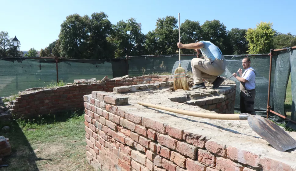 Osijek, 10.09.2020. - Započeti su radovi na restauraciji turskih ostataka Tvrđe. Nalaze se na lijevoj strani od ulaza u Tvrđu sa zapadne strane.koronavirus; COVID-19FOTO: Željko &Scaron;epić