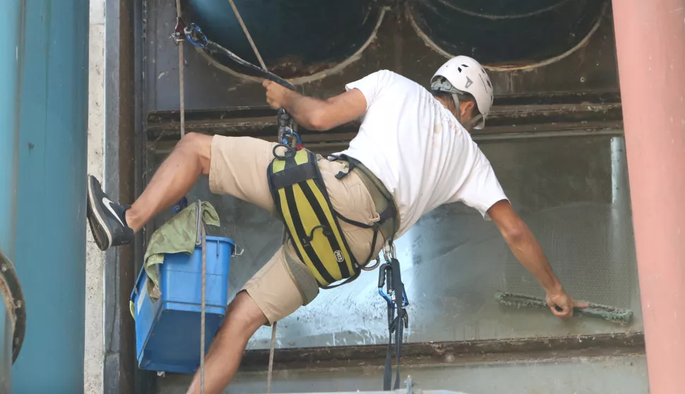 Osijek, 15.09.2020. - KBC Osijek - Dejan Ečimović iz firme Alticom uz pomoć prijatelja Ivana Ljubičić, člana HGSS-a besplatno oprao je nedostupne prozore na odjelu Pedijatrije. koronavirus; COVID-19FOTO: Željko &Scaron;epić