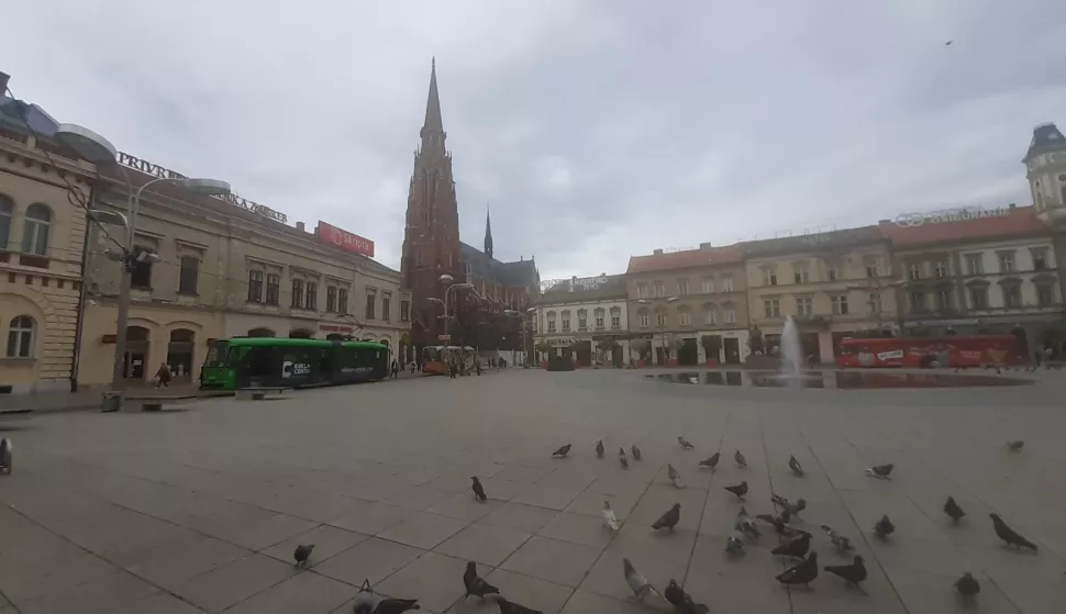 Tramvaji. obrnuto - tastoj - Trg7. svibnja 2021.