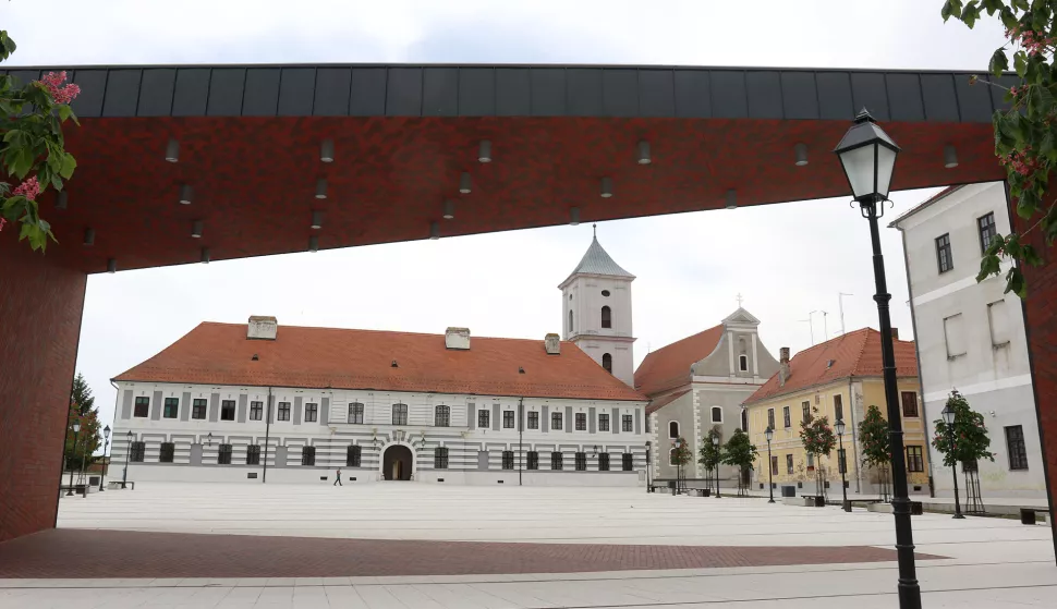 OSIJEK, 11. 05. 2020, TVRĐA, STARA PEKARA, GRAD PRESS KONFERENCIJA, NATAVAK PROJKETA TRVRĐA. IVAN VRKIĆ, KORNELIJA MLINAREVIĆ, VLADIMIR ILIČIĆ I SANJA SCITOVSKI. TRG VATROSLAVA LISINSKOG. KORONA VIRUS, COVID-19.snimio GOJKO MITIĆ