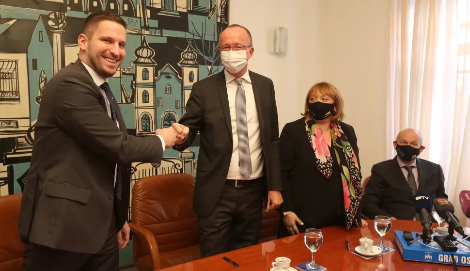 Osijek, 21. 12. 2021, Franje Kuhaca 9. Potpisivanje ugovora Grad - Lesnina.
snimio GOJKO MITIĆ