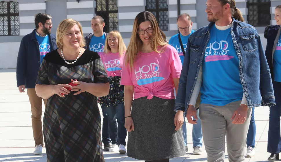 Osijek, 27. 03. 2022, Trg Vatroslava Lisinskog. Press: Hod za zivot. Zeljka Markic.snimio GOJKO MITIĆ