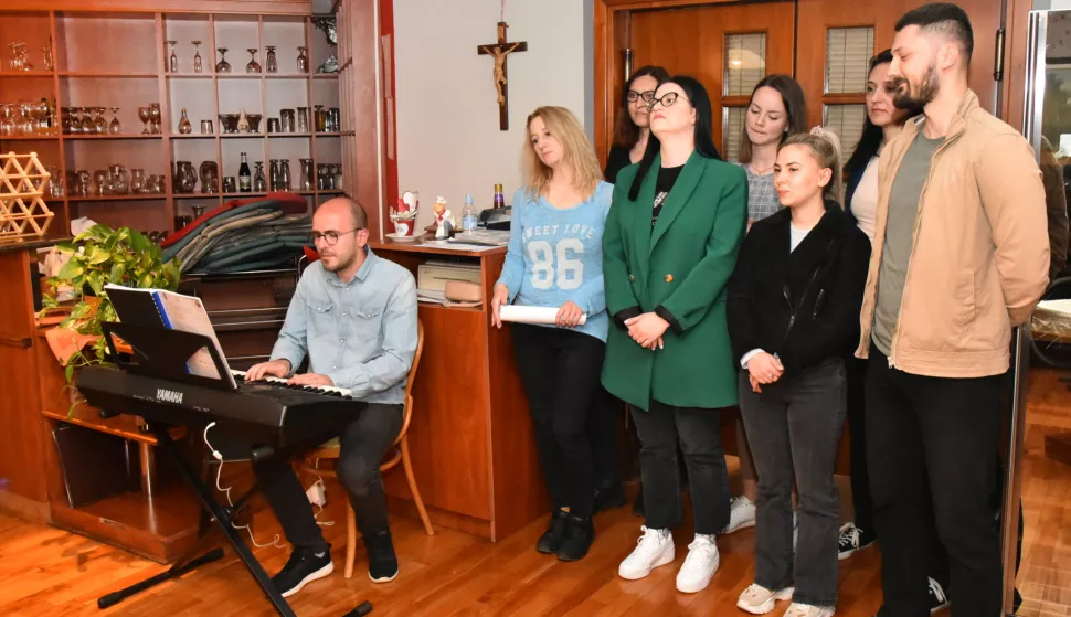 mozaik...vinkovci...14.04.2022. dom za starije i nemocne osobe "sveta rita"; u sklopu obiljezavanja blagdana uskrsa zbor zupe bezgresno srce marijino iz mjesnog odbora novo selo, "fra vjekoslav micuda'' odrzao prigodni koncert; foto Gordan Panić