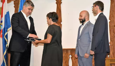 slavonija...nustar...07.07.2022.predsjednik rh zoran milanovic polozio vijenac na grob pukovnika andrije andabaka, a zatim u domu kulture sudjelovao na svecanoj akademiji povodom obiljezavanja 30. obljetnice pogibije pukovnika andabak; posthumno je urucio odlikovanje supruzi nadi i sinovima marku i stjepanu;foto Gordan Panić