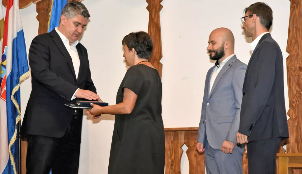 slavonija...nustar...07.07.2022.predsjednik rh zoran milanovic polozio vijenac na grob pukovnika andrije andabaka, a zatim u domu kulture sudjelovao na svecanoj akademiji povodom obiljezavanja 30. obljetnice pogibije pukovnika andabak; posthumno je urucio odlikovanje supruzi nadi i sinovima marku i stjepanu;foto Gordan Panić