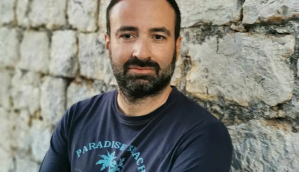 Suverenost neki razumijevaju kao moć koja je mimo i iznad vlasti