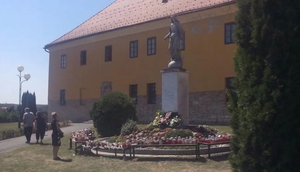 Procesija oko crkve i samostana