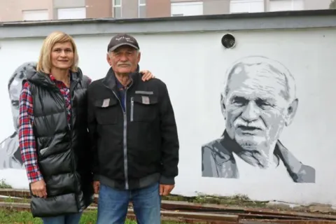 Vanja s tatom ispred murala s njegovim likom