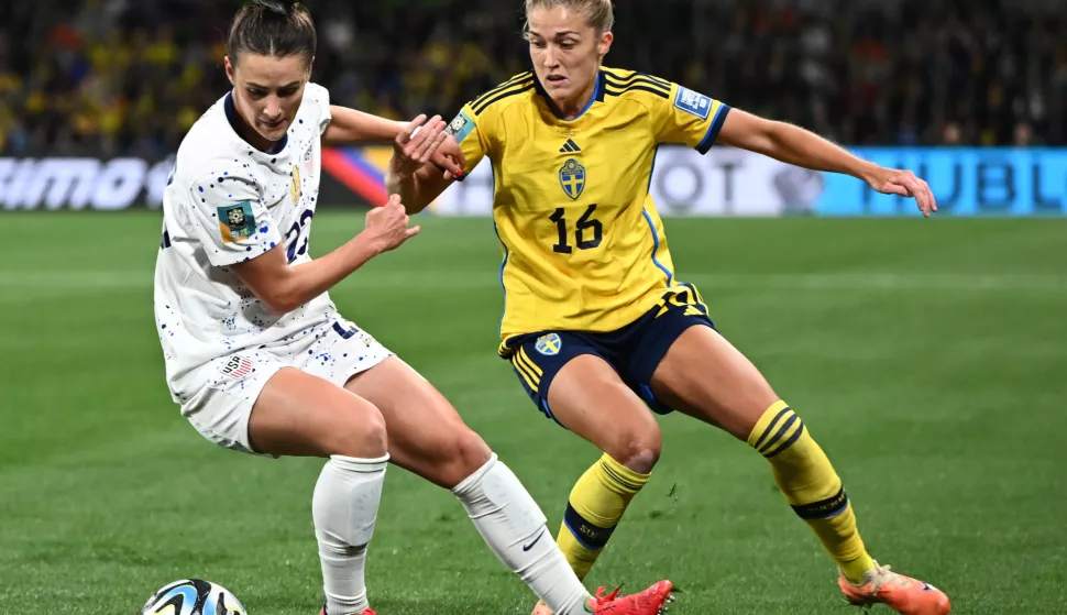 epa10787273 Emily Fox (L) of the USA and Filippa Angeldal of Sweden in action during the FIFA Women's World Cup 2023 Round of 16 soccer match between Sweden and the USA at Melbourne Rectangular Stadium in Melbourne, Australia, 06 August 2023. EPA/JOEL CARRETT EDITORIAL USE ONLY AUSTRALIA AND NEW ZEALAND OUT