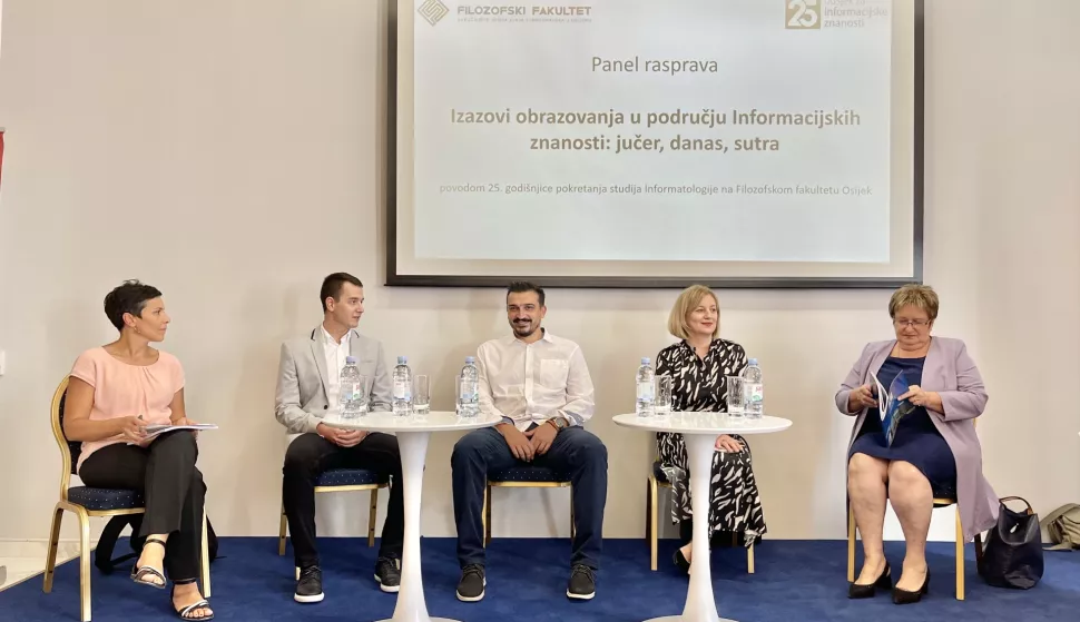 Osijek, 20. 09. 2023., FFOS,; panel raspava; izazovi obrazovanja u podrucju informacijskih znanosti; panelisti; s desna na lijevo; prof. dr. sc. Ivanka Stričević, glavna ravnateljica Nacionalne i sveučilišne knjižnice u Zagrebu; Emica Calogjera Rogić, glavna urednica, Naklada Ljevak d.o.o.; Dražen Radanović, voditelj ureda, Infobip Osijek; Cvijetin Vidaković, voditelj tima za testiranje programskih rješenja, Endava (UK), Alumni; prof. dr. sc. Sanjica Faletar, pročelnica Odsjeka za informacijske znanosti Filozofskog fakulteta u Osijeku <br>SNIMIO BRUNO JOBST 