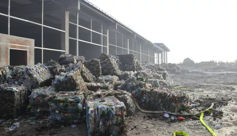 Osijek, 05.10.2023 - Vie ne prijeti irenje poara u osječkoj tvrtki za preradu plastike "Drava International", a od Vlade će se zatraiti da zbog ovog događaja proglasi stanje ekoloke katastrofe, izvijestili su u četvrtak čelnici upanijske i osječke Gradske uprave. foto HINA/ Osječko-baranjska upanija/ ik