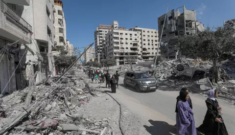 epa10916755 Residents of Gaza city begin to evacuate following an Israeli warning of increased military operations in the Gaza strip, 13 October 2023. The Israeli Defense Force (IDF) on 13 October called for the evacuation of all civilians of northern Gaza ahead of an expected ground invasion EPA/MOHAMMED SABER