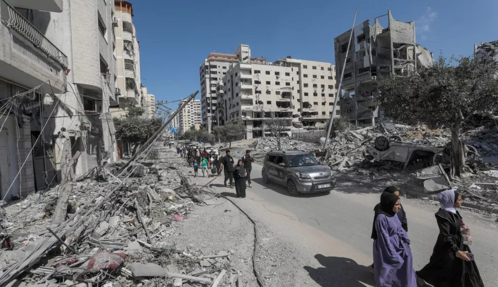 epa10916755 Residents of Gaza city begin to evacuate following an Israeli warning of increased military operations in the Gaza strip, 13 October 2023. The Israeli Defense Force (IDF) on 13 October called for the evacuation of all civilians of northern Gaza ahead of an expected ground invasion EPA/MOHAMMED SABER