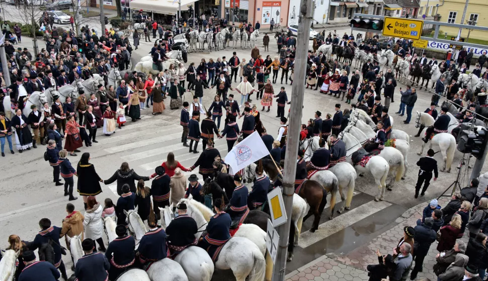 slavonija...zupanja...20.02.2022.55. sokacko sijelo u zupanji; pokladno jahanje ulicama grada kao najava dogadjanja u okviru sokackog sijela; na celu kolone od preko 120 konjanika je barjaktar; uz brojne gradjane i gradonacelnik zupanje damir juzbasic docekao je konjanike u sredistu grada; konjanici prikazali i obicaj cuvanja slavonske vojne granice od turaka koji su je prelazili i otimali djevojke...foto Gordan Panić