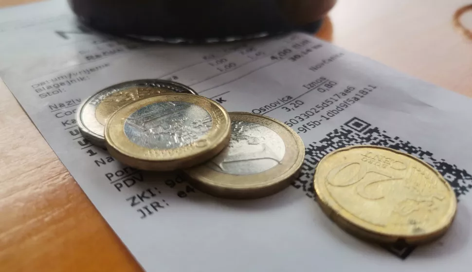 Osijek, 21. 09. 2023, Baksis, napojnica, tringelt. Racun i ostavljen baksis. Euri, kovanice. Slobodnjak, ilustracija.<br>snimio GOJKO MITIĆ