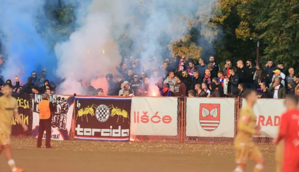 Bakljada na utakmici Belišća i Hajduka u listopadu 2021.