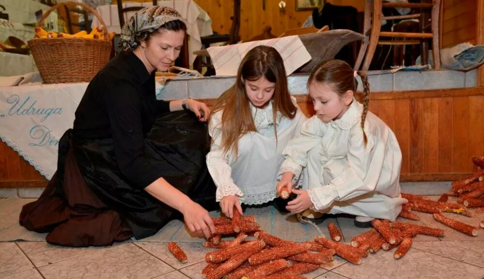 DINJEVAC - VELJAČA 2024. - U svim radovima okušale su i najmlađe mještanke<br>SNIMIO: FOTO BEGOVIĆ