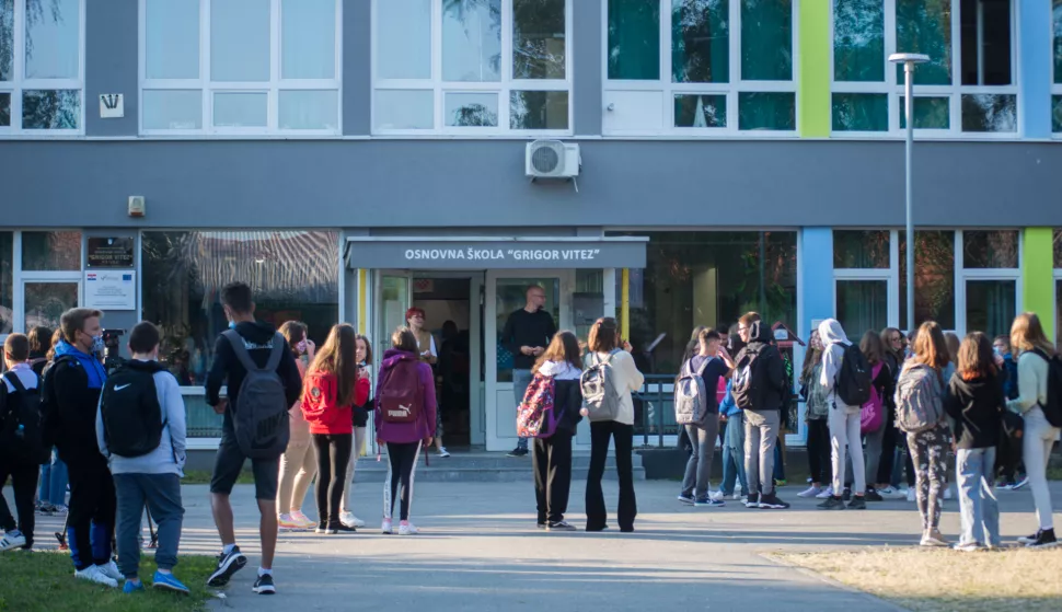 OSIJEK- 06.09.2021., OŠ "Grigor Vitez", nova školska godina 2021/2022., prvi dan škole, početak nastave, na fotografiji učenici viših razreda.<br>Foto: Andrea Ilakovac