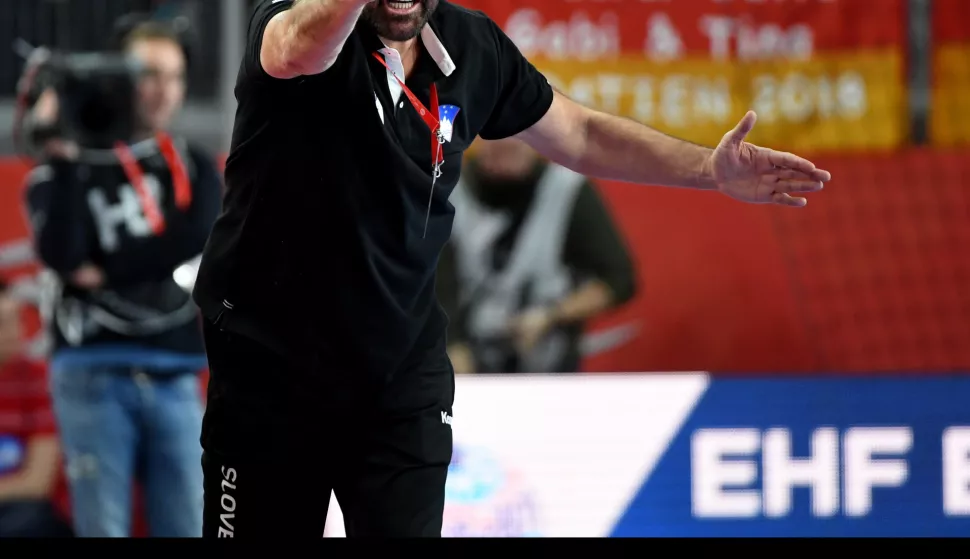 Slovenia's coach Veselin Vujovic gives instructions during the European Men's Handball Championship match between Slovenia and the Czech Republic in the Varazdin Arena in Varazdin, Croatia, 24 January 2018. Photo: Monika Skolimowska/dpa-Zentralbild/dpa /DPA/PIXSELL