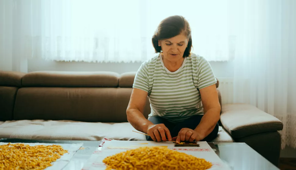 Slavonija tradicija kuhinja priprema tradicionalna mlinci makaroni tjestenina selo običaji majka baka <br>Trnava 2024.<br>Snimio: Mijo Vracevic 