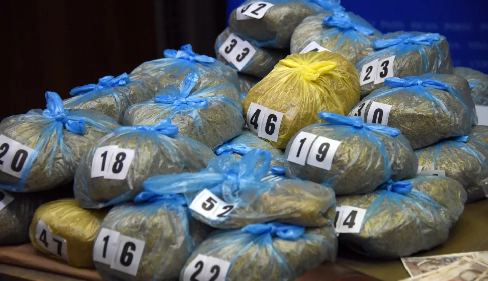 21.12.2021., Pula - Zaplijena velike kolicine duhana i marihuane. Policija je utvrdila sumnju da su osobe trgovale s najmanje 8.6 tona duhana koji nije oznacen duhanskim markicama Ministarstva financija te su na taj nacin ostetile drzavni proracun Republike Hrvatske za oko 5,88 milijuna kuna i stekle protupravnu imovinsku korist od oko 1,37 milijuna kuna. Photo: Sasa Miljevic/PIXSELL