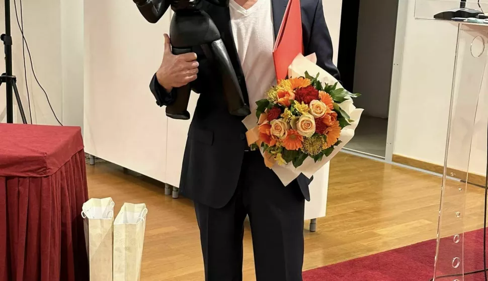 Ivica Lučić s nagradom