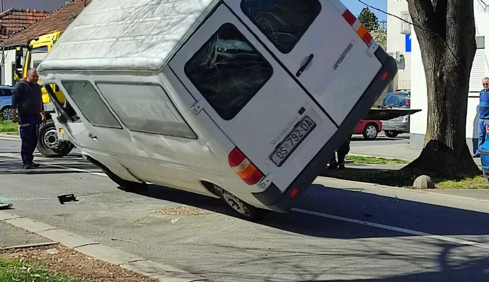Nakon sudara kombija i Citroena Berlingo na križanju Psunjske i Čvrsničke ulice u Osijeku kombi zavr&scaron;io na boku