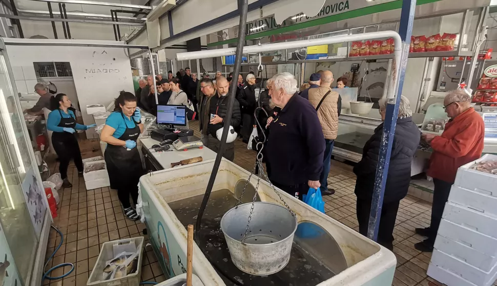 Osijek, 28. 03. 2024, Glavna trznica na Gajevom trgu. Uskrsnja ponuda na trznici, luk, rotkvice, salata, ukrasi, cvijece, meso, sir, orasasti plodovi, sunka, riba....snimio GOJKO MITIĆ