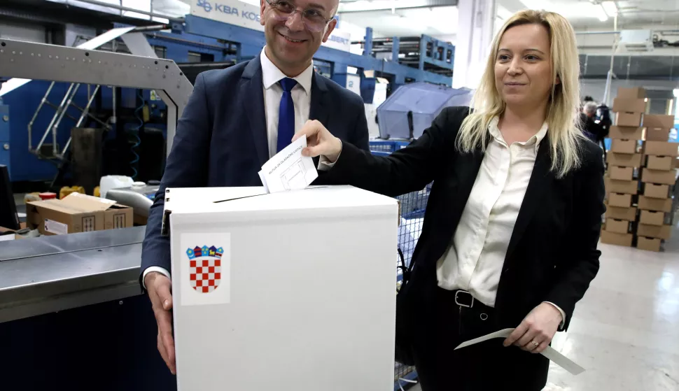 Zagreb, 04.04.2024. - Tisak izbornih listi?a za parlamentarne izbore 2024. godine u tiskari Narodnih novina. Na fotografiji Josip Salapi?, Ivana Ljulj Cvitani?. foto HINA/ Lana SLIVAR DOMINI?/ lsd 