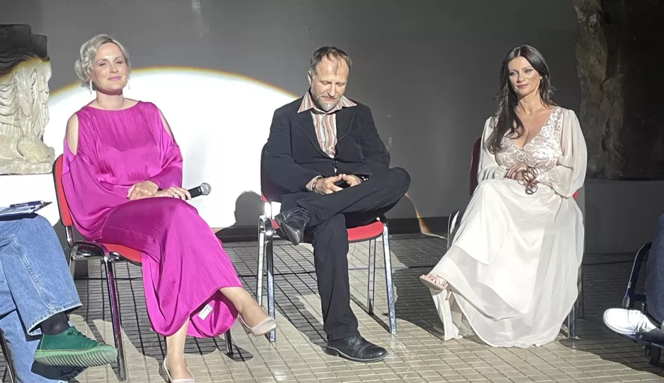 u Arheološkom muzeju Osijek održana premijera spota "Voljeno moje" autorice Antonie Budano