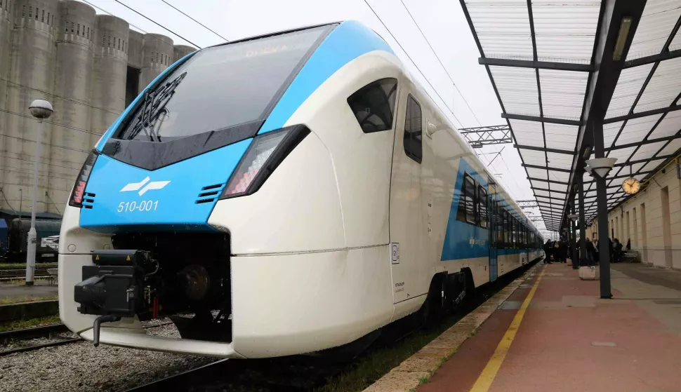 Rijeka,24.04.2024.- Nova izravna ?eljzni?ka putni?ka linija izme?u Trsta (Villa Opicina) i Rijeke preko Diva?e, Pivke i Ilirske Bistrice (SLO) predstavljena je u srijedu dolaskom vlaka iz Trsta na rije?ki ?eljezni?ki kolodvor. foto HINA/ Miljenko KLEPAC/ mk