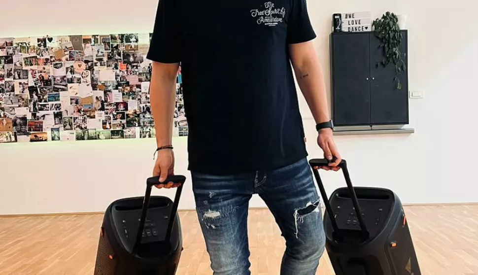 Leon Ajtlbez, mag. socijalnog rada, na specijalistilp, iz muzikoterapije, Studio LeonĐelo u gostimasvibanj 2024.