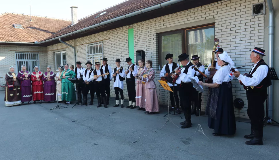 Osijek, 12. 05. 2022, Mjesni odbor Cvijetno. Svecana sjednica Vijeca MO Cvjetno - dolaze iz grada i OBZ.snimio GOJKO MITIĆ