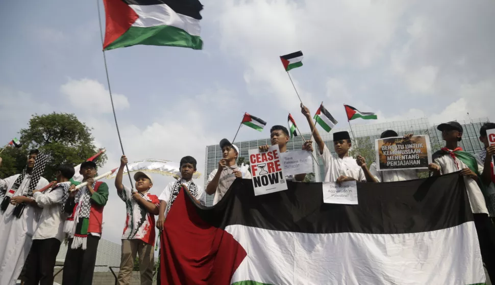 epa11347181 Indonesian muslim activists hold banner reading "Ceasefire now" and Palestinian national flags as they protest in support Palestinian people in front of the US Embassy in Jakarta, Indonesia, 17 May 2024. Hundreds of Indonesian muslim activists stage a solidarity rally in front of US Embassy urge US goverment to not supporting Israel to occupated Palestine. EPA/BAGUS INDAHONO