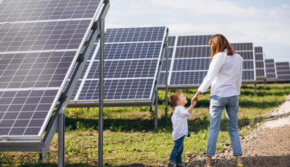 Mother with her little son by solar panelscista tehnologija zelena energija solarni panel vjetrenjaca struja energenti ilustracija freepik