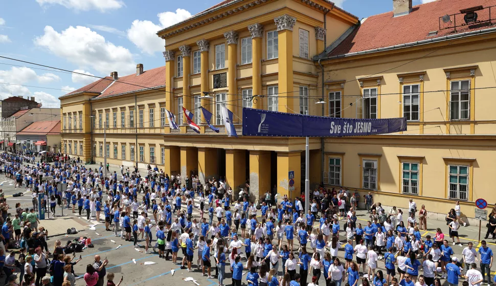 Osijek, 24. 05. 2024., Zupanijska ulica, Quadrilla 2024, maturanti, maturantice, natpisi na majicamaSNIMIO BRUNO JOBST