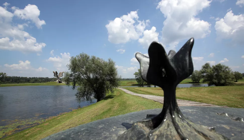 Jasenovac, 25.07.2018 - U sklopu posjeta izraelskog predsjednika Reuvena Rivlina Hrvatskoj na poziv predsjednice Republike Kolinde Grabar-Kitarović dvoje predsjednika je zajedno posjetilo Spomen područje Jasenovac. Na slici spomenik u obliku cvijeta na Spomen području Jasenovac.foto HINA/ Damir SENČAR/ ds