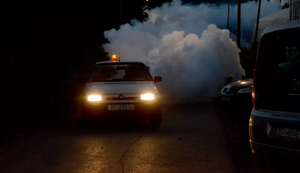 osijek, 26 svibnja 2021, 20,30 sati, vinogradska ulica, prvo ovogodišnje zaprašivanje komaracasnimio zdenko pušić