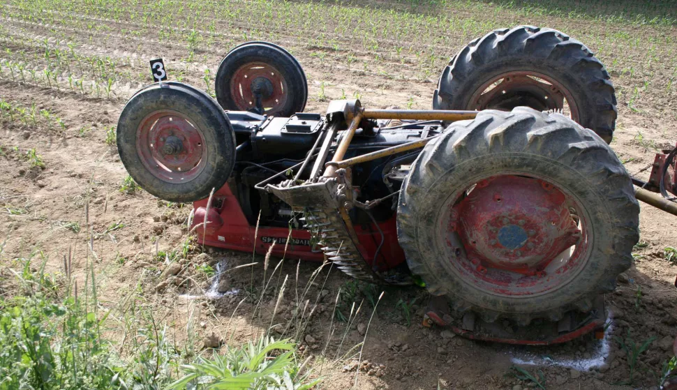 Slavonski Brod, 26.9.2012 - Arhivska fotografija prikazuje traktor prevrnut u nesreći na bjelovarskom području 12.6.2010. godine. Prole noći, neto iza ponoći u Gornjem Lipovcu u općini Nova Kapela u prometnoj nesreći poginuo je 32-godinjak kada je pokuao izvesti traktor s poljskog puta na kolnik lokalne ceste.
foto FaH/ MUP/ ua