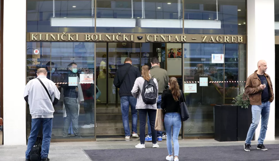 04.10.2021., Zagreb - Kontrola covid potvrda na ulazu u KBC Zagreb. U zdravstvenom sustavu i ustanovama socijalne skrbi u Hrvatskoj od danas svaki zaposlenik mora imati EU digitalnu covid potvrdu jednako kao i pacijenti, posjetitelji i pratnja pacijentima. Photo: Patrik Macek/PIXSELL